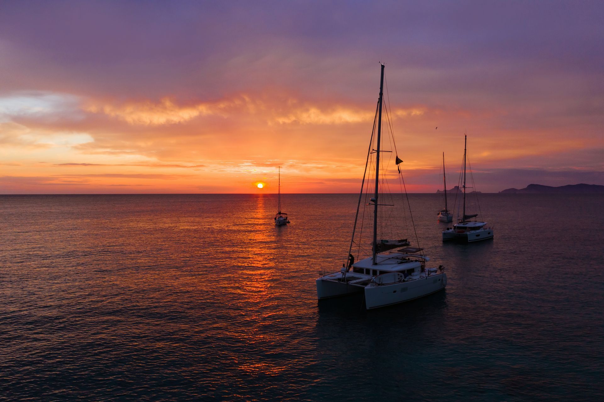 Passeio de barco ao entardecer no mar de Balneário Camboriú