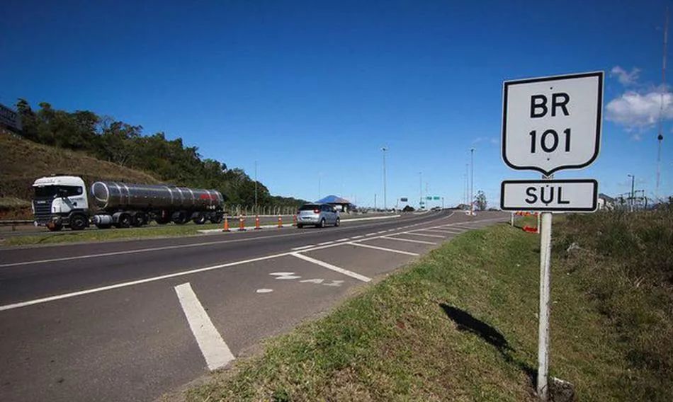 Placa de sinalização indicando o acesso à BR 101 Sul.