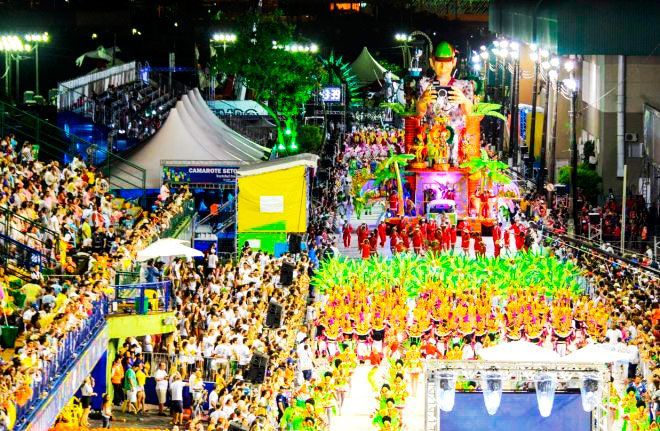 Carnaval de rua em Florianópolis com foliões fantasiados.