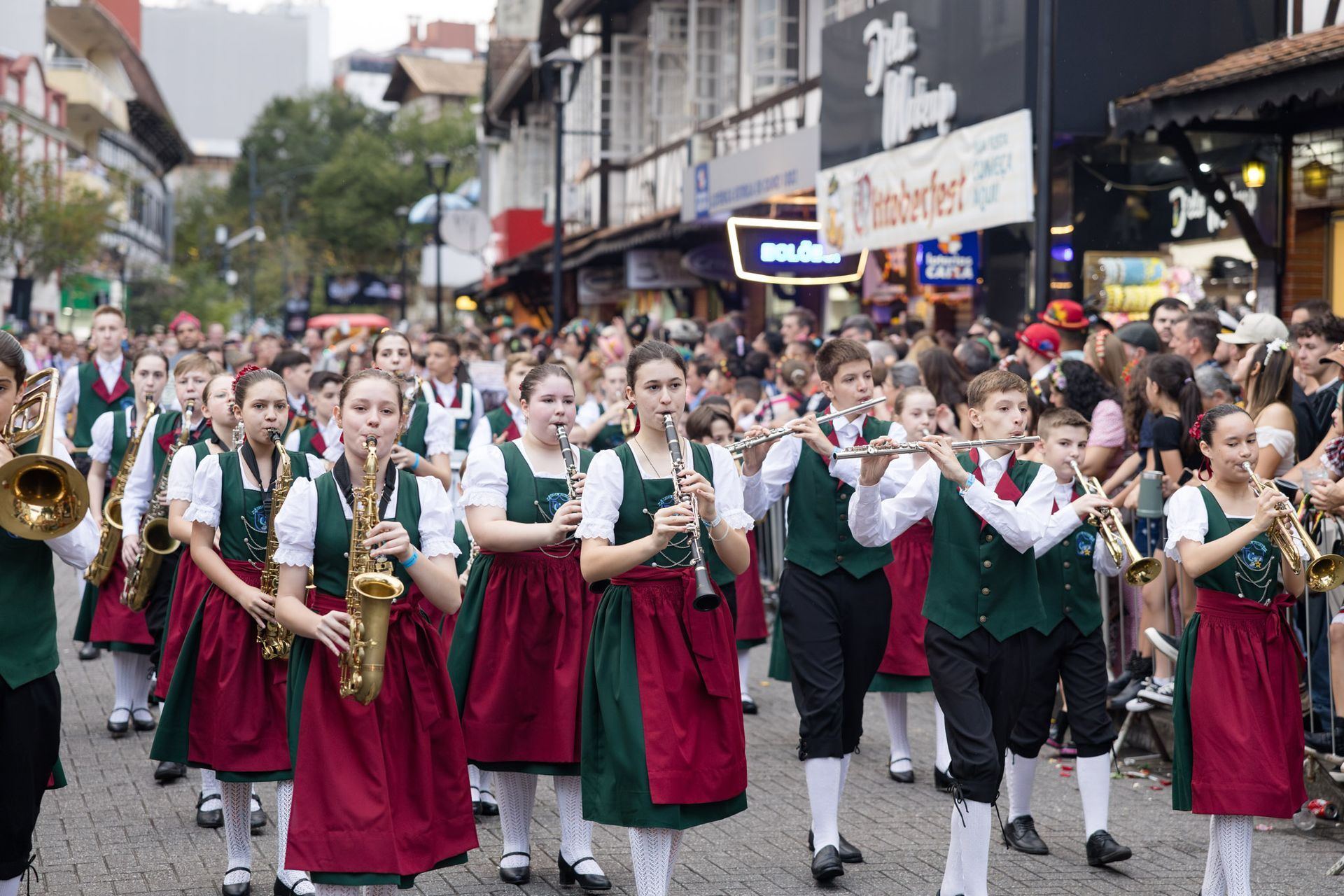 Banda jovem em trajes típicos alemães em desfile da Oktoberfest
