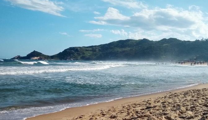 Vista da Praia Mole com mar agitado em Florianópolis.