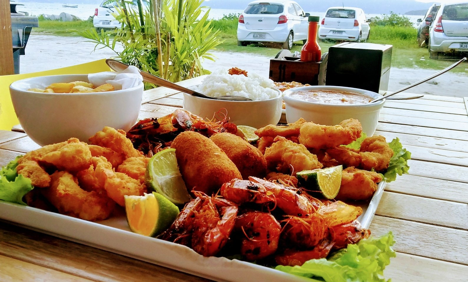 Prato de frutos do mar servido em restaurante de Florianópolis