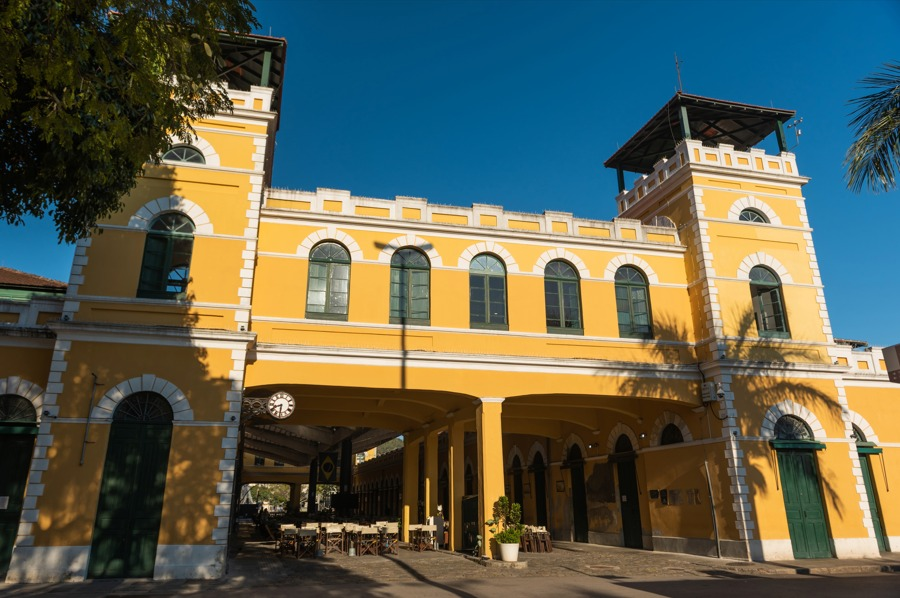 Restaurantes e mesas na área gastronômica do Mercado Público de Florianópolis