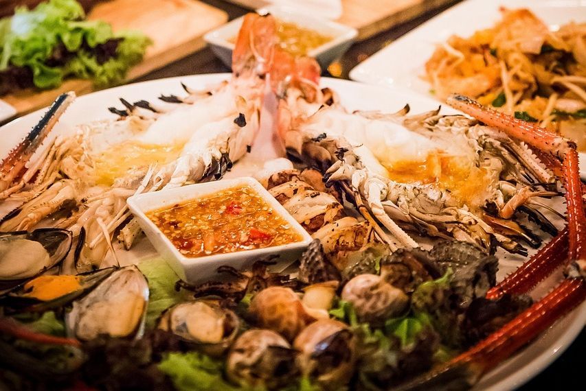 Prato de frutos do mar grelhados com camarões, caranguejos e mariscos.