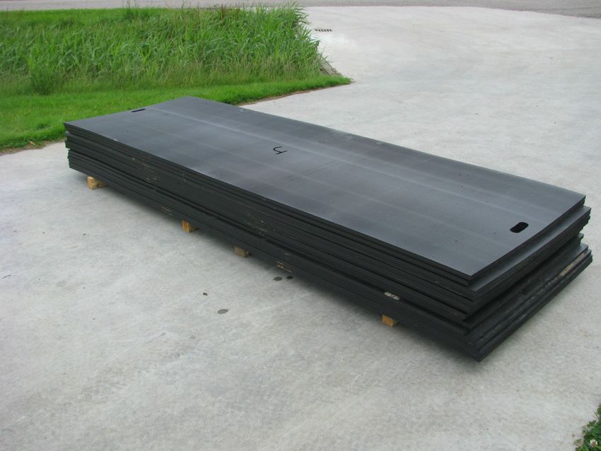 A stack of black plates sitting on top of each other
