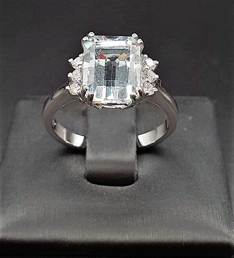 Anello in oro bianco 18 Kt con ACQUAMARINA da 3,02 Ct e 6 diamanti montati laterali