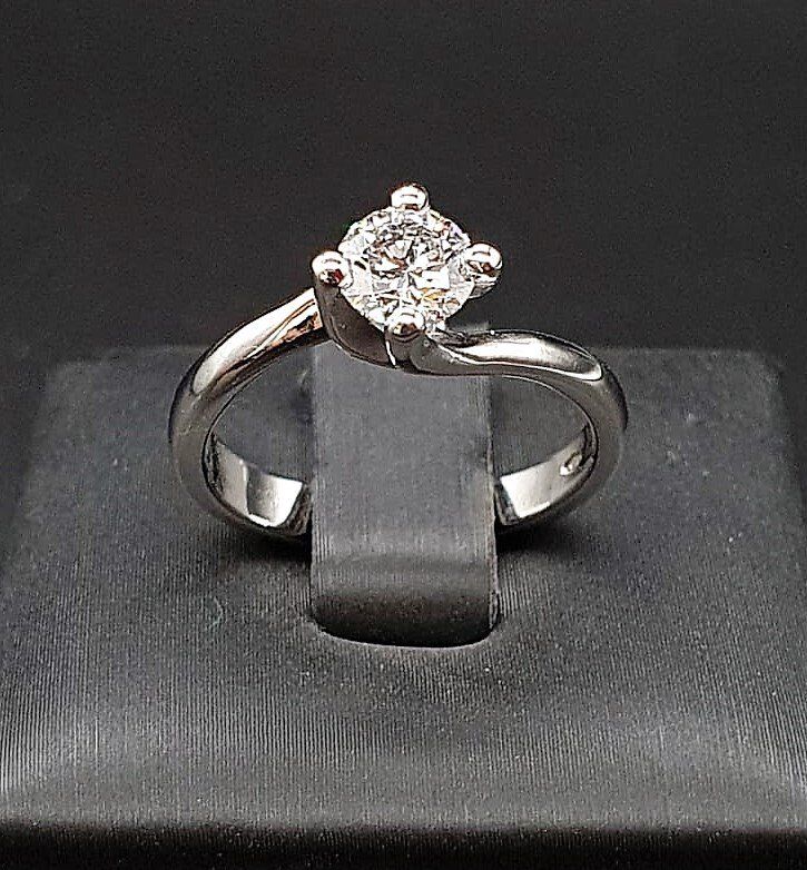 Anello in oro bianco 18 Kt con DIAMANTE da 0,52 Ct montatura Valentino purezza VVS2