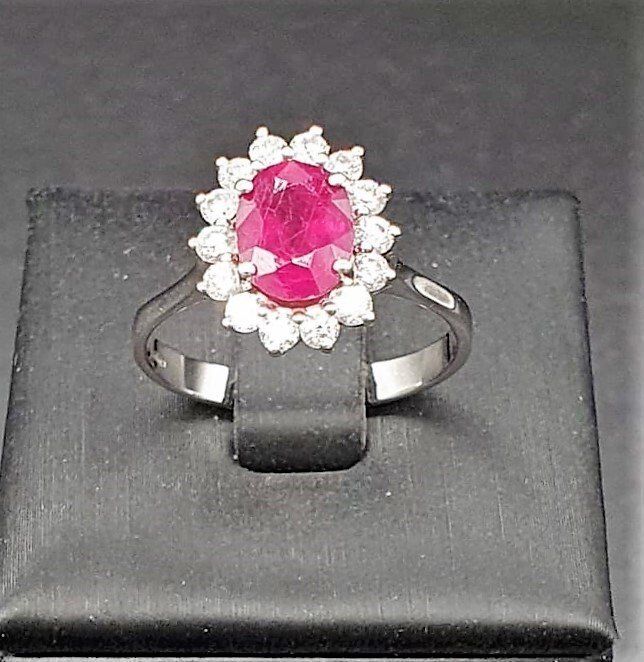 Anello io oro bianco 18 Kt con RUBINO da 2,57 Ct con contorno di diamanti