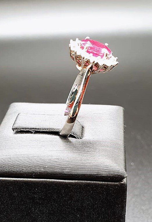 Anello io oro bianco 18 Kt con RUBINO da 2,57 Ct con contorno di diamanti