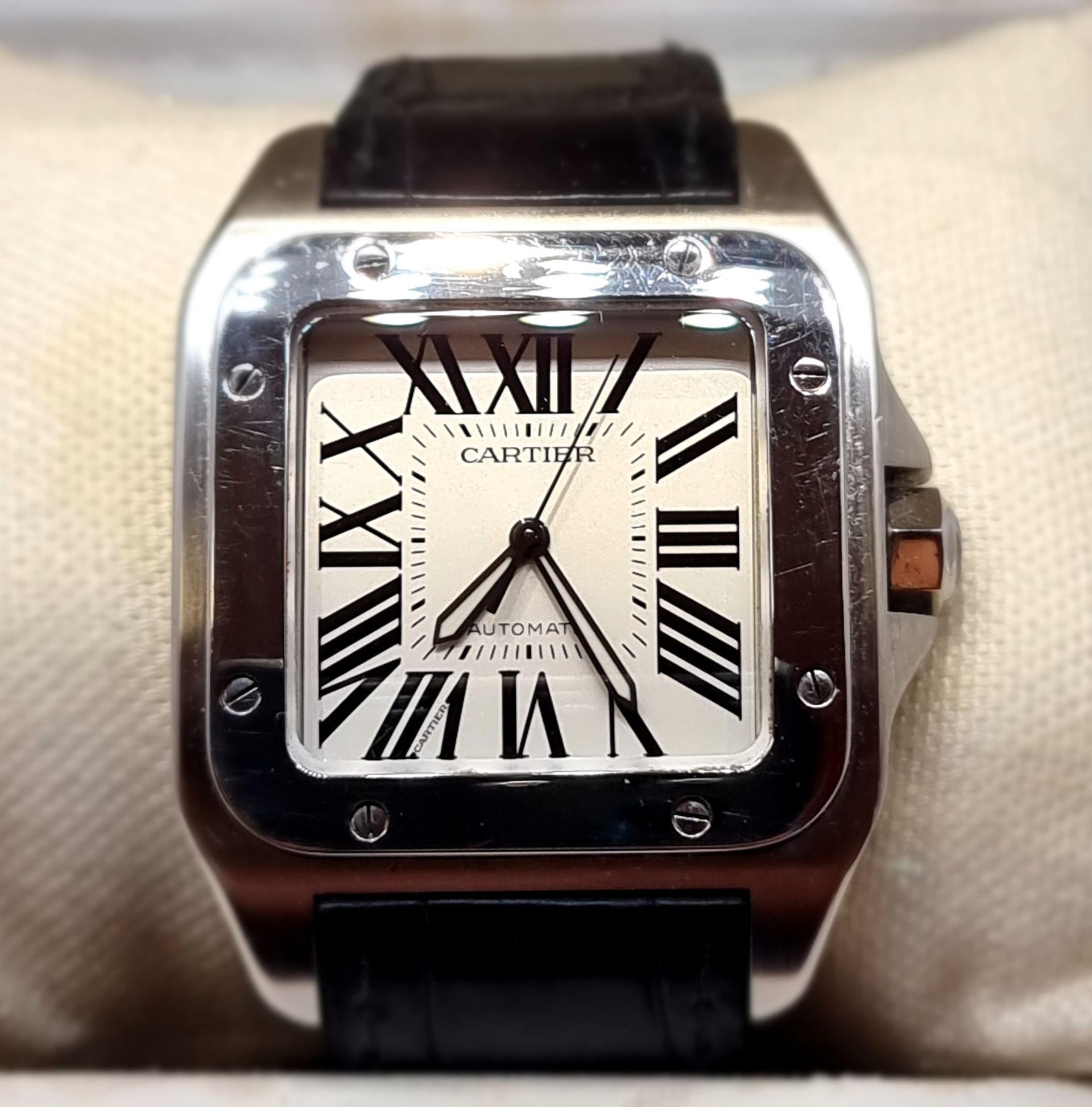 Orologio usato ricondizionato CARTIER SANTOS 100 XL con cinturino in pelle.