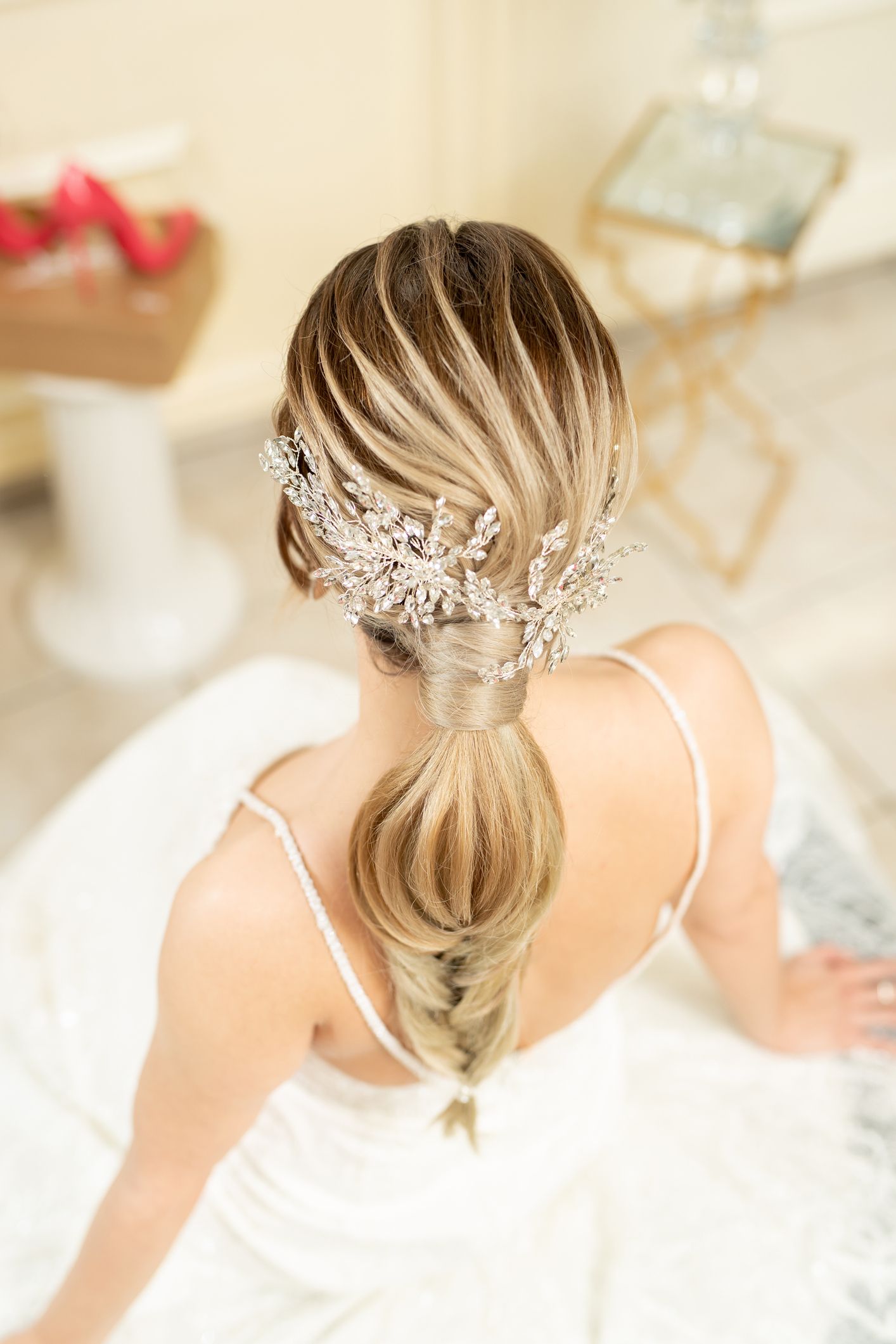 capelli biondi raccolti
