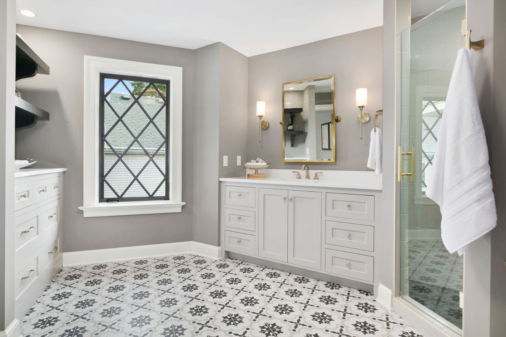 Patterned tiles for a vintage installation in a bathroom
