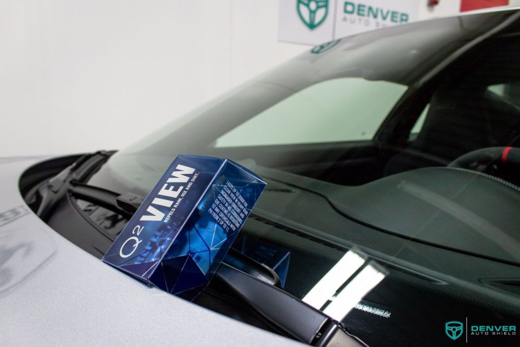 A car with a box on the windshield that says o2 view