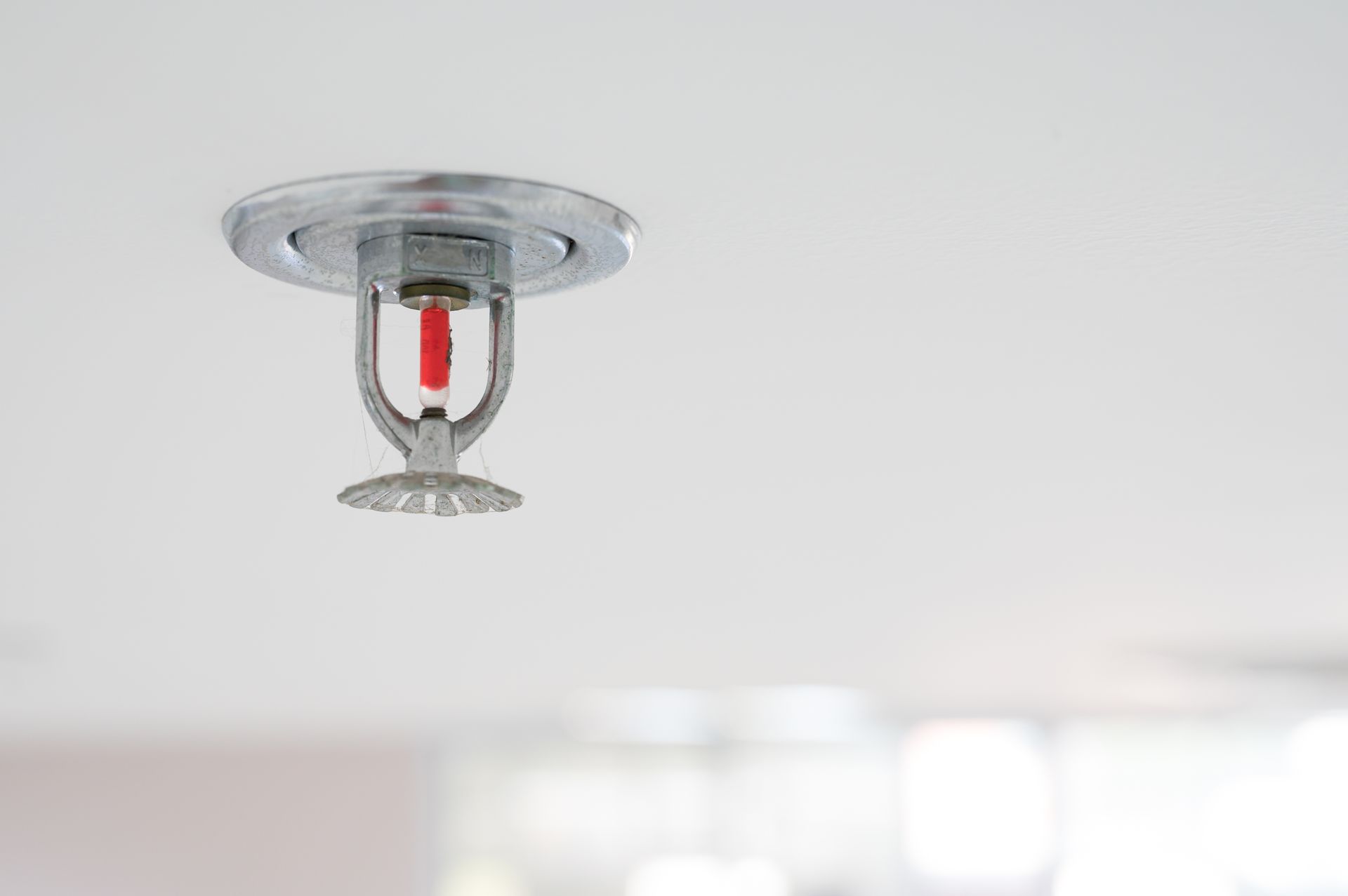Ceiling-mounted fire sprinkler head for building fire protection