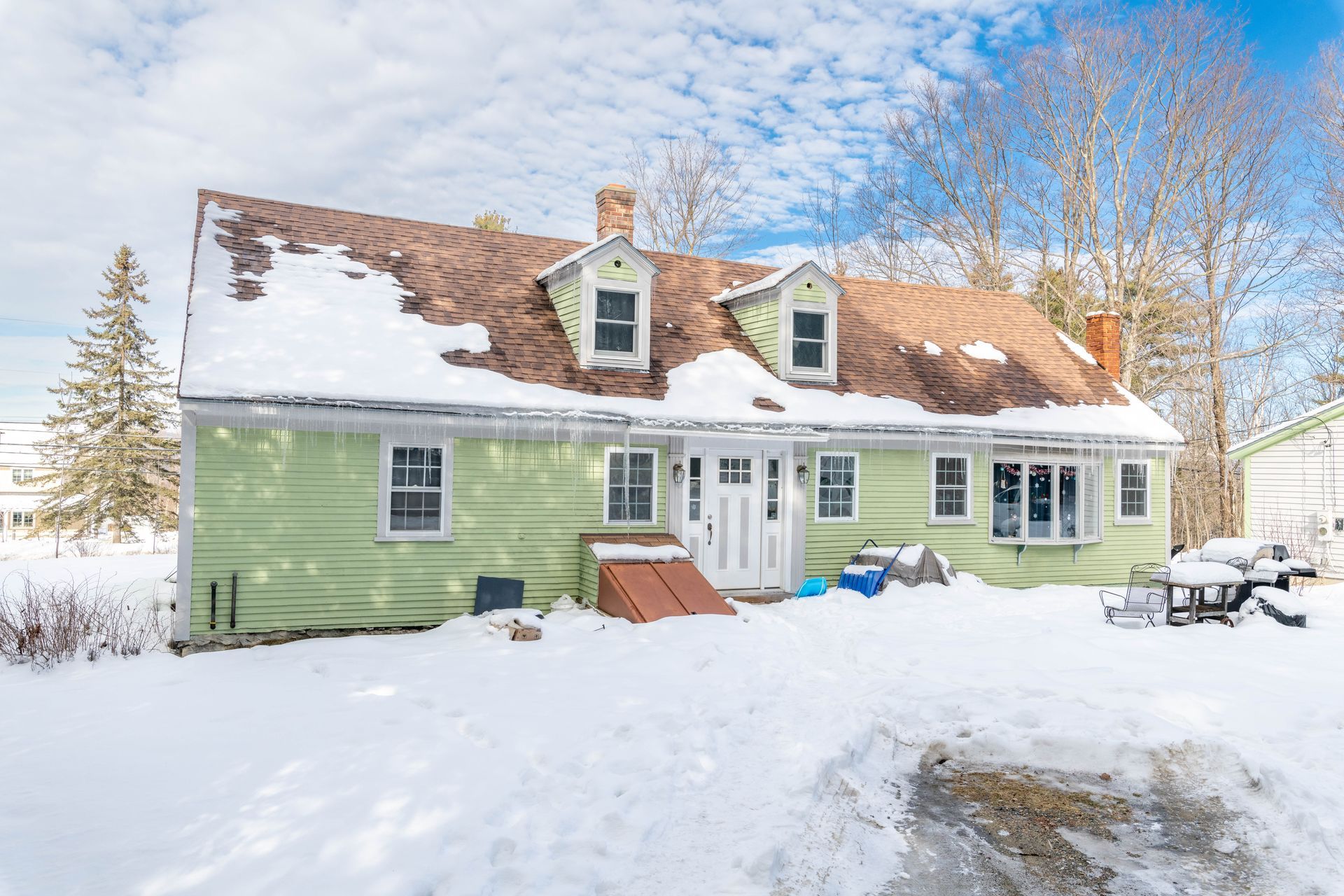 Cedar Street rental complex in Bethlehem NH with 3 apartment units