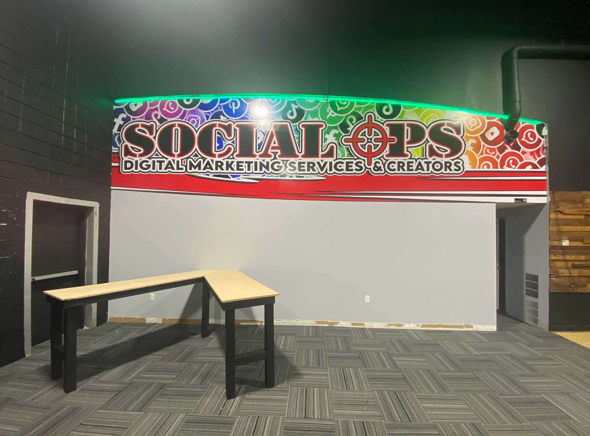 An empty room with a sign that says social ps