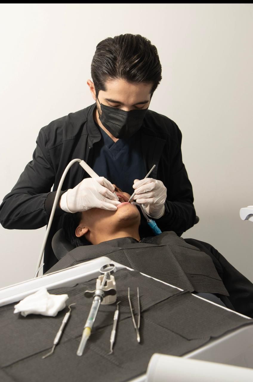 Consultorio dental moderno con tecnología avanzada