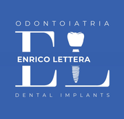 Logo blu per Odontoiatria Enrico Lettera Dental Implants con l'icona di un dente e di un impianto.