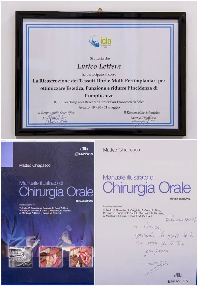 Un certificato incorniciato è posto sopra tre libri intitolati