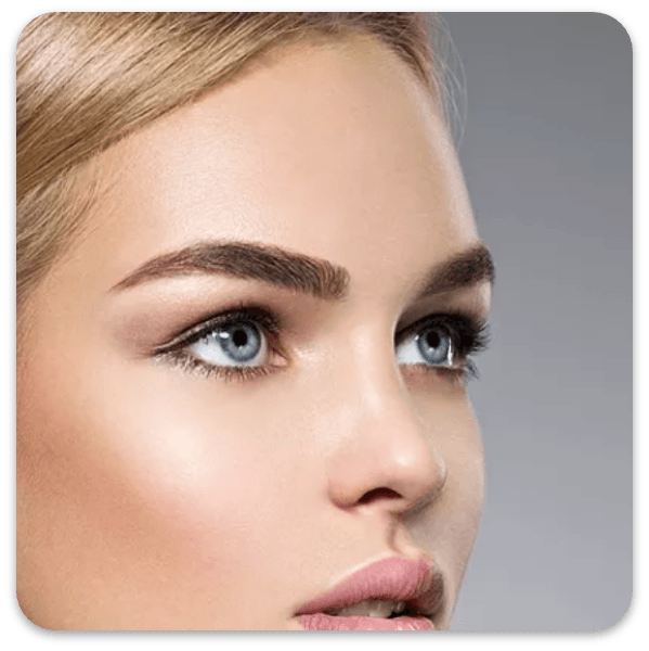 Nahaufnahme einer Person mit blauen Augen, wohlgeformten Augenbrauen und dezentem Make-up