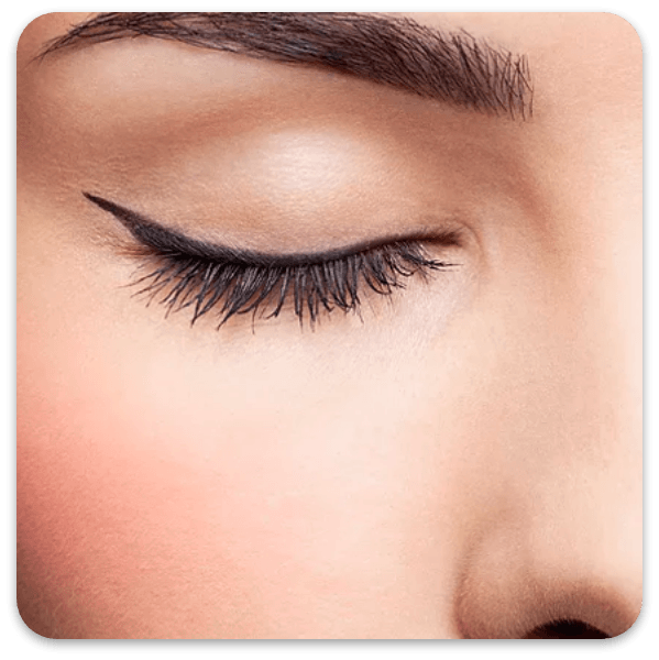 Nahaufnahme eines Augenlids mit schwarzem Flüssig-Eyeliner, der in einem scharfen, dünnen Wing-Stil aufgetragen wurde.