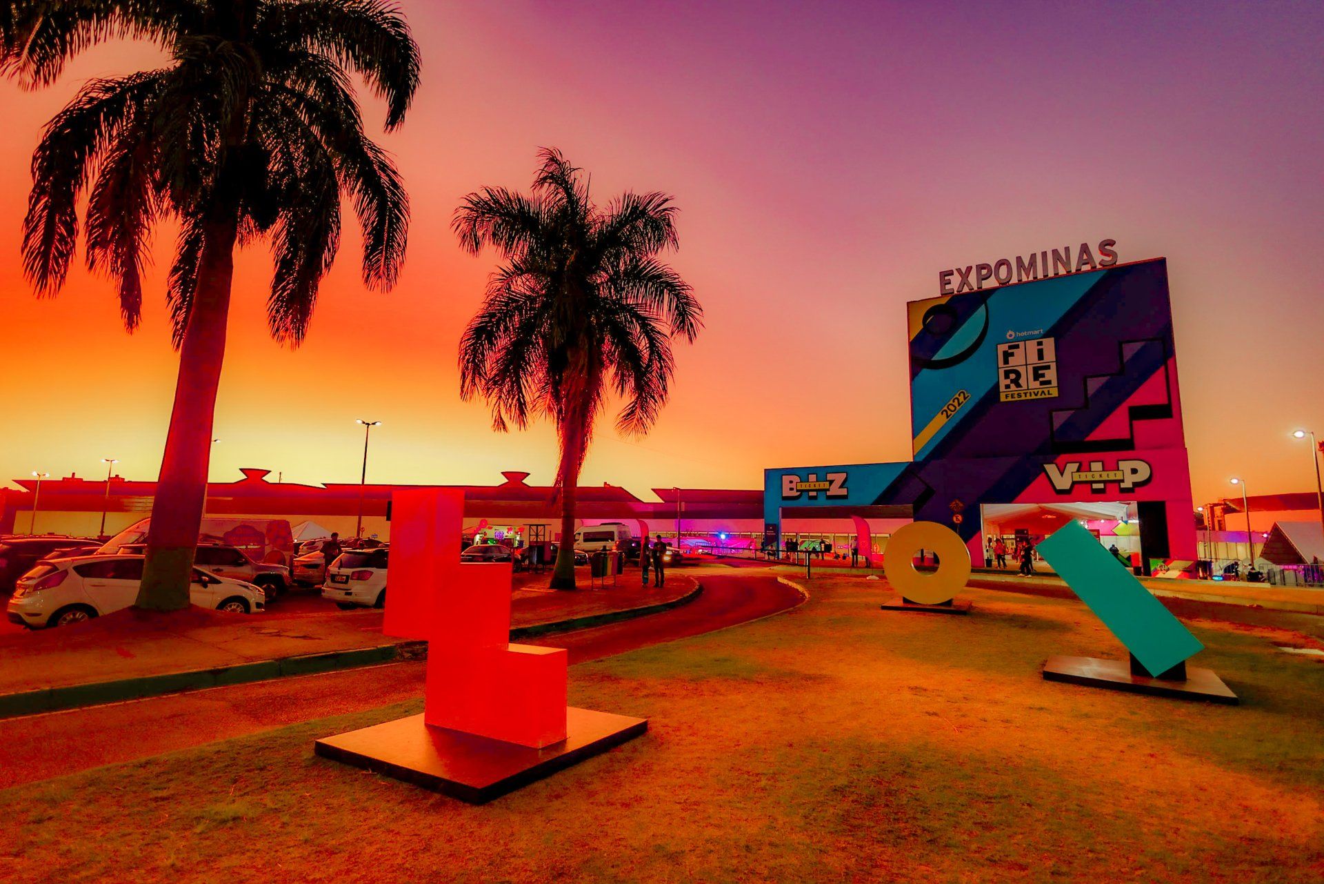 A building with the word expominas on it