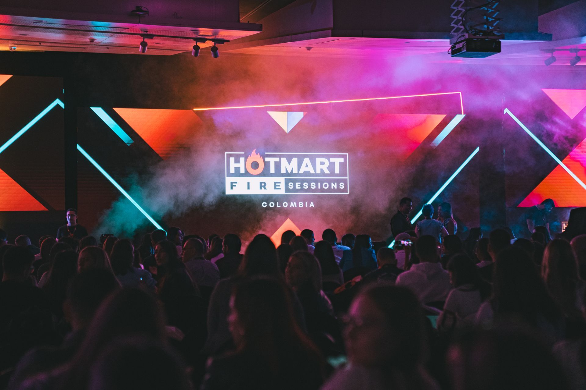 Foto del escenario lleno de Hotmart FIRE Sessions Colombia con luzes, audiencia y humo artificial