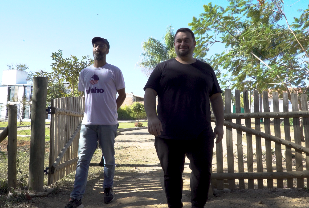 O criador de conteúdo Erik Galdino (direita) visita o Projeto Ninho