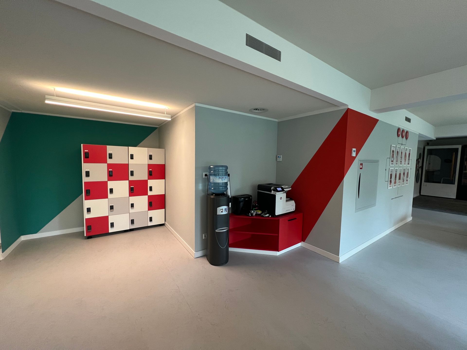Uma sala com muitos armários e uma impressora