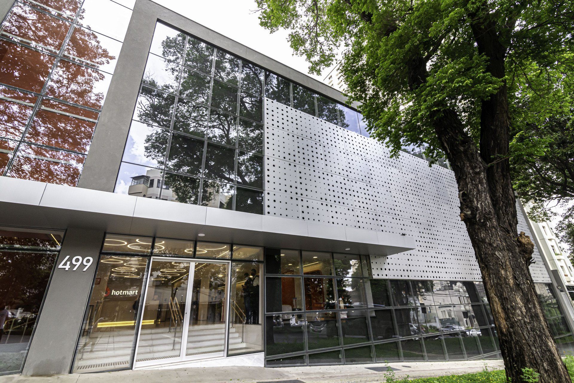 Um grande edifício com o número 499 nele