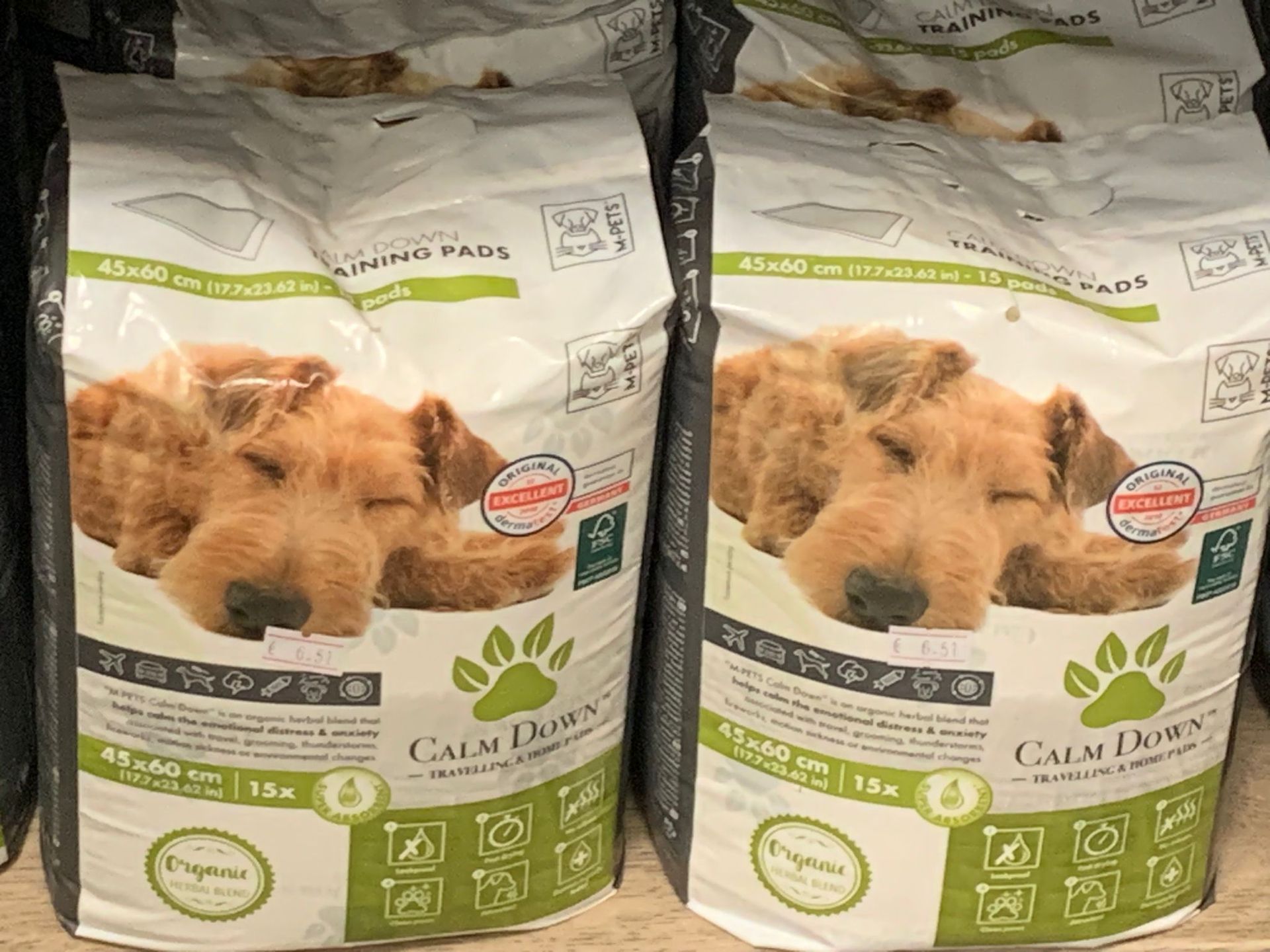 Due sacchetti di cibo per cani con l'immagine di un cane sopra.