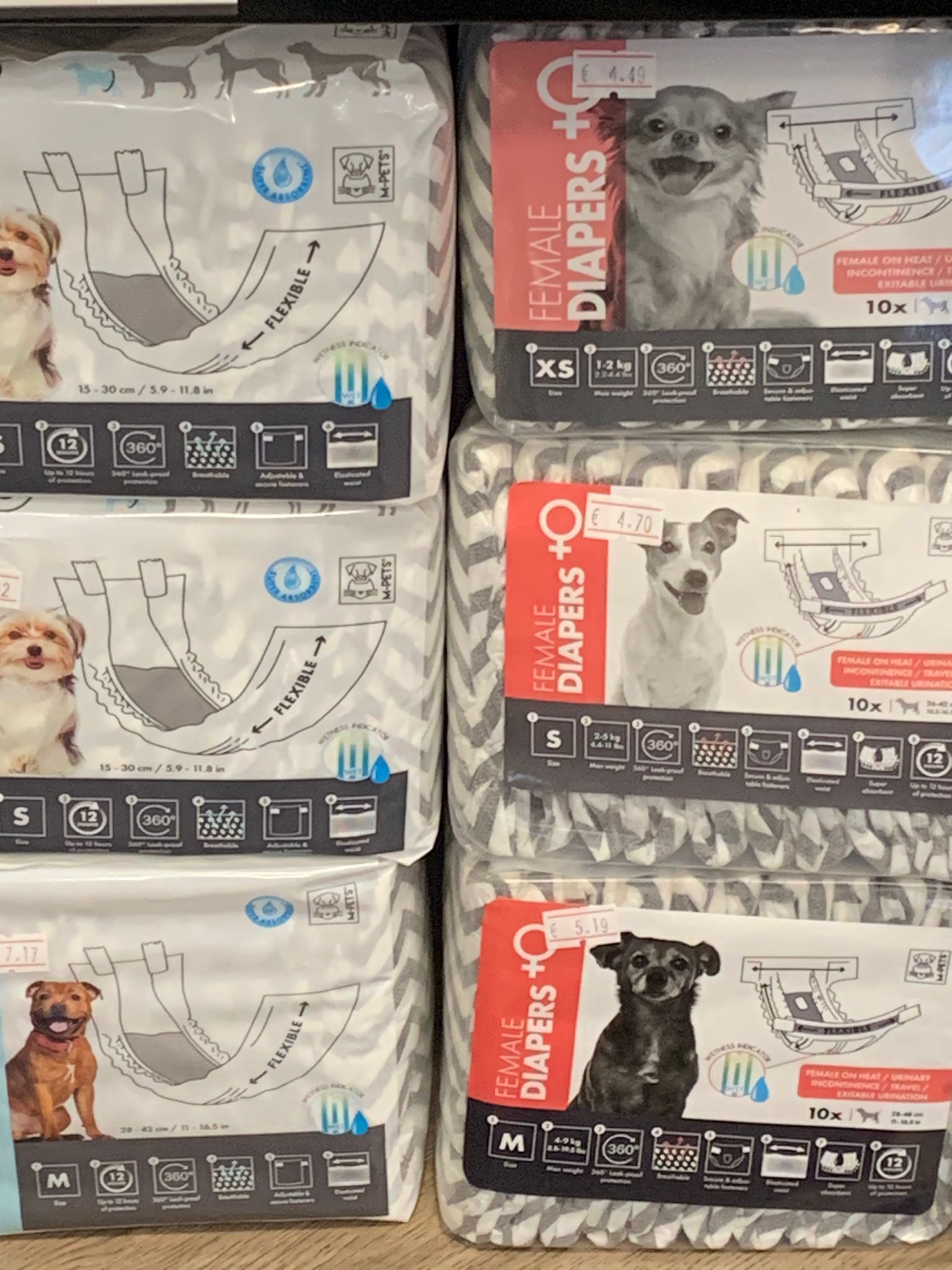 Un mucchio di pannolini per cani sono accatastati uno sopra l'altro.