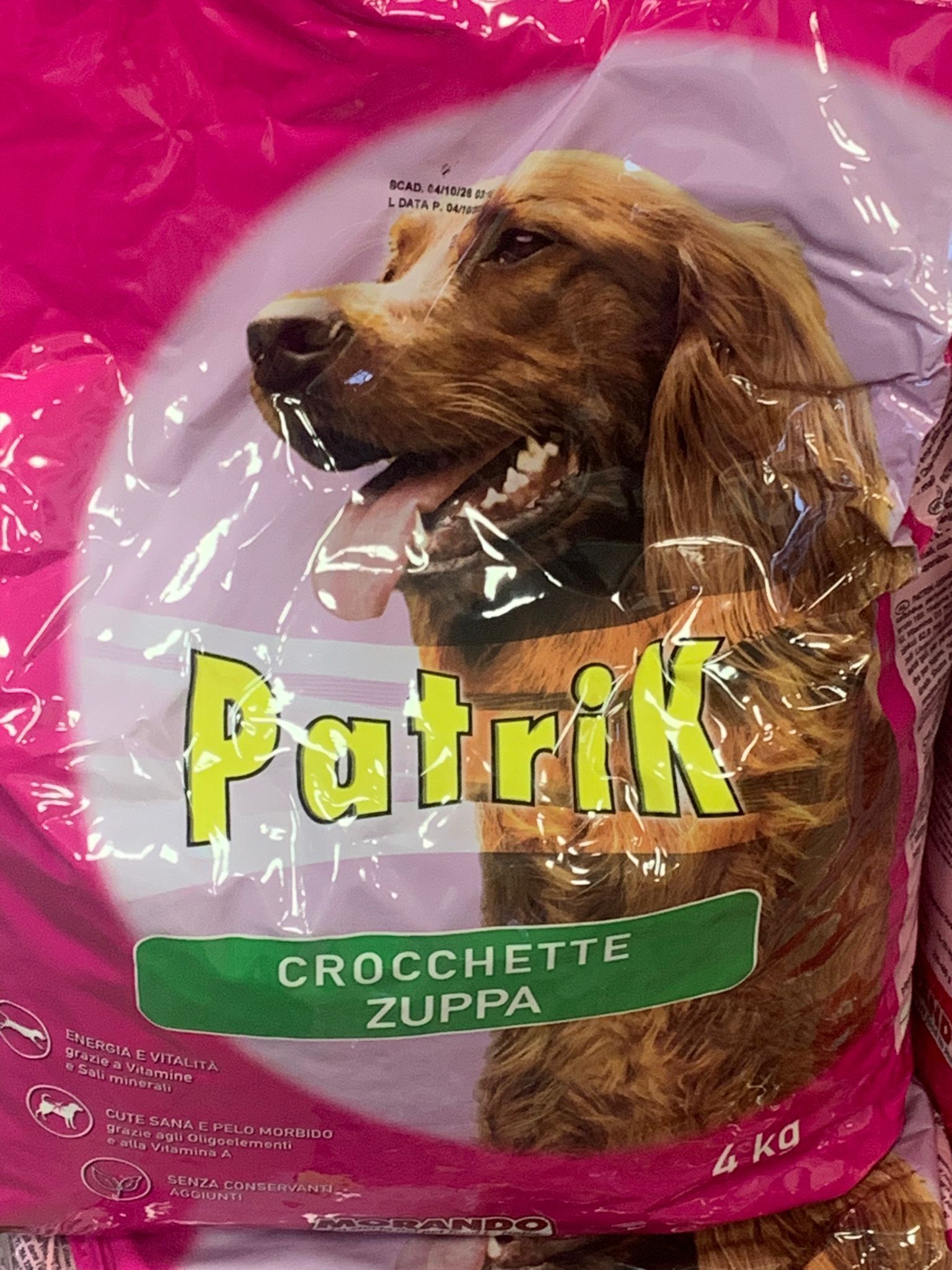 Una busta di cibo per cani con l'immagine di un cane sopra.