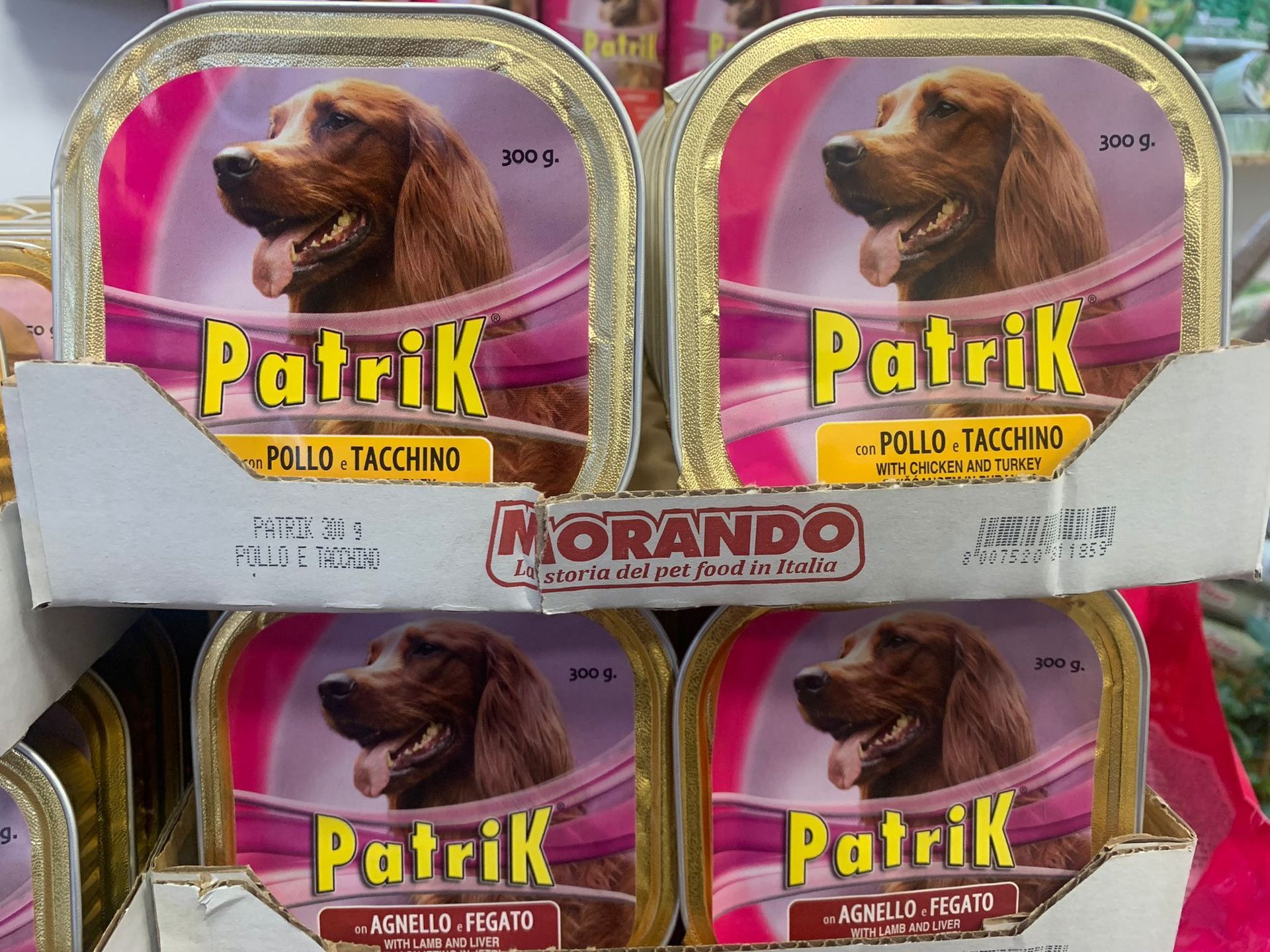 Diverse lattine di cibo per cani Patrik sono impilate una sopra l'altra