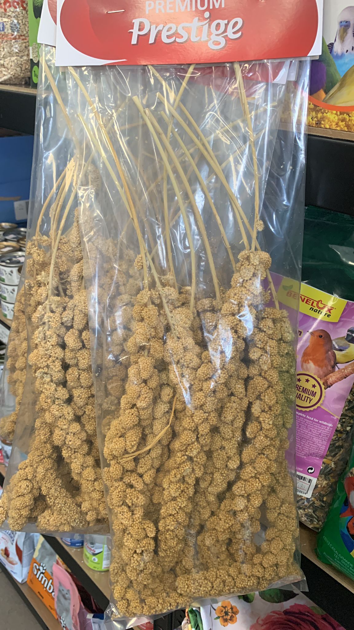 Un sacchetto di miglio essiccato è appoggiato sullo scaffale di un negozio.