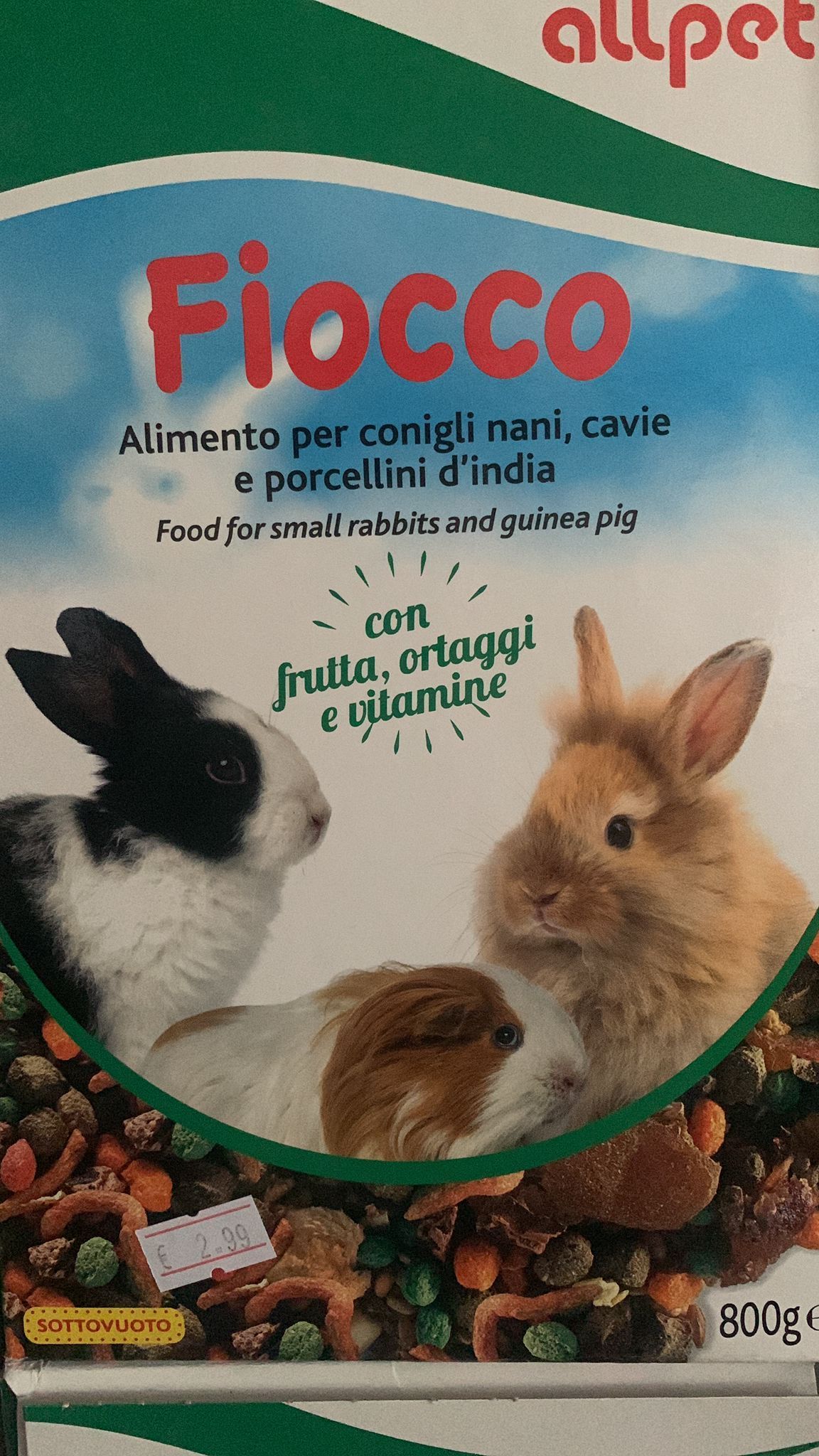 Una scatola di cibo per conigli e porcellini d'india chiamata fiocco