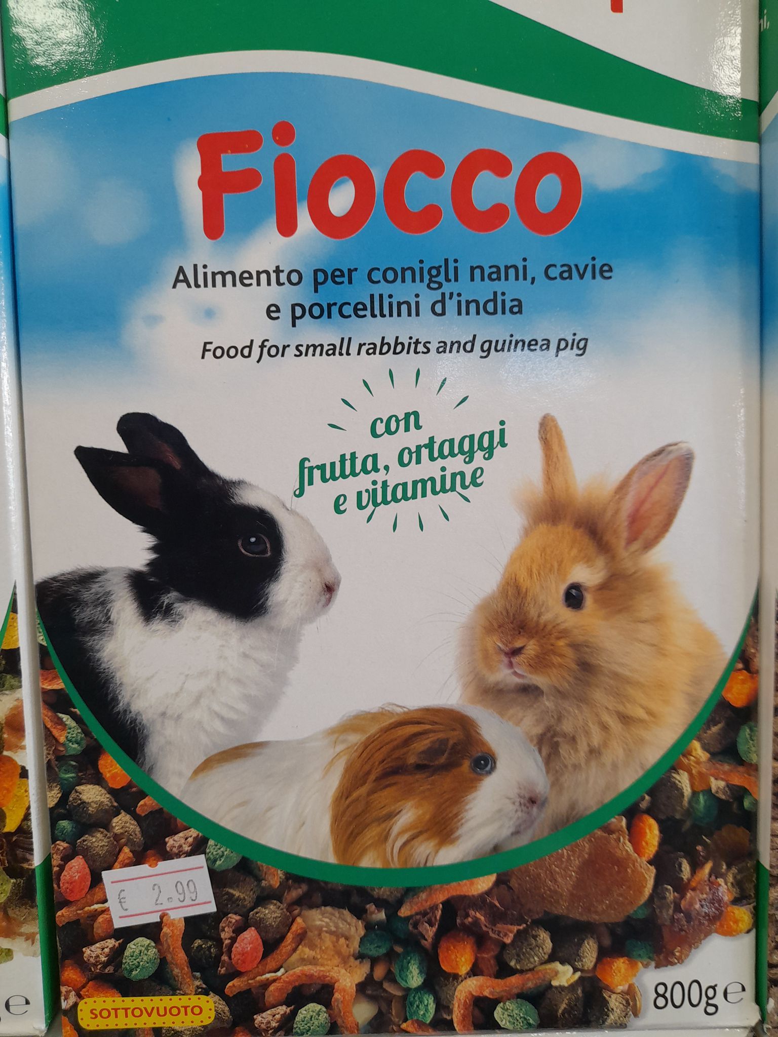 Una scatola di cibo fiocco per conigli e porcellini d'india