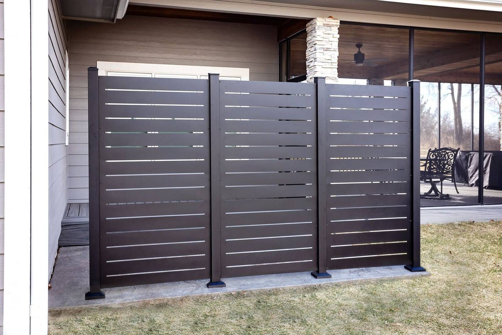 Weather-resistant linear aluminum privacy panel