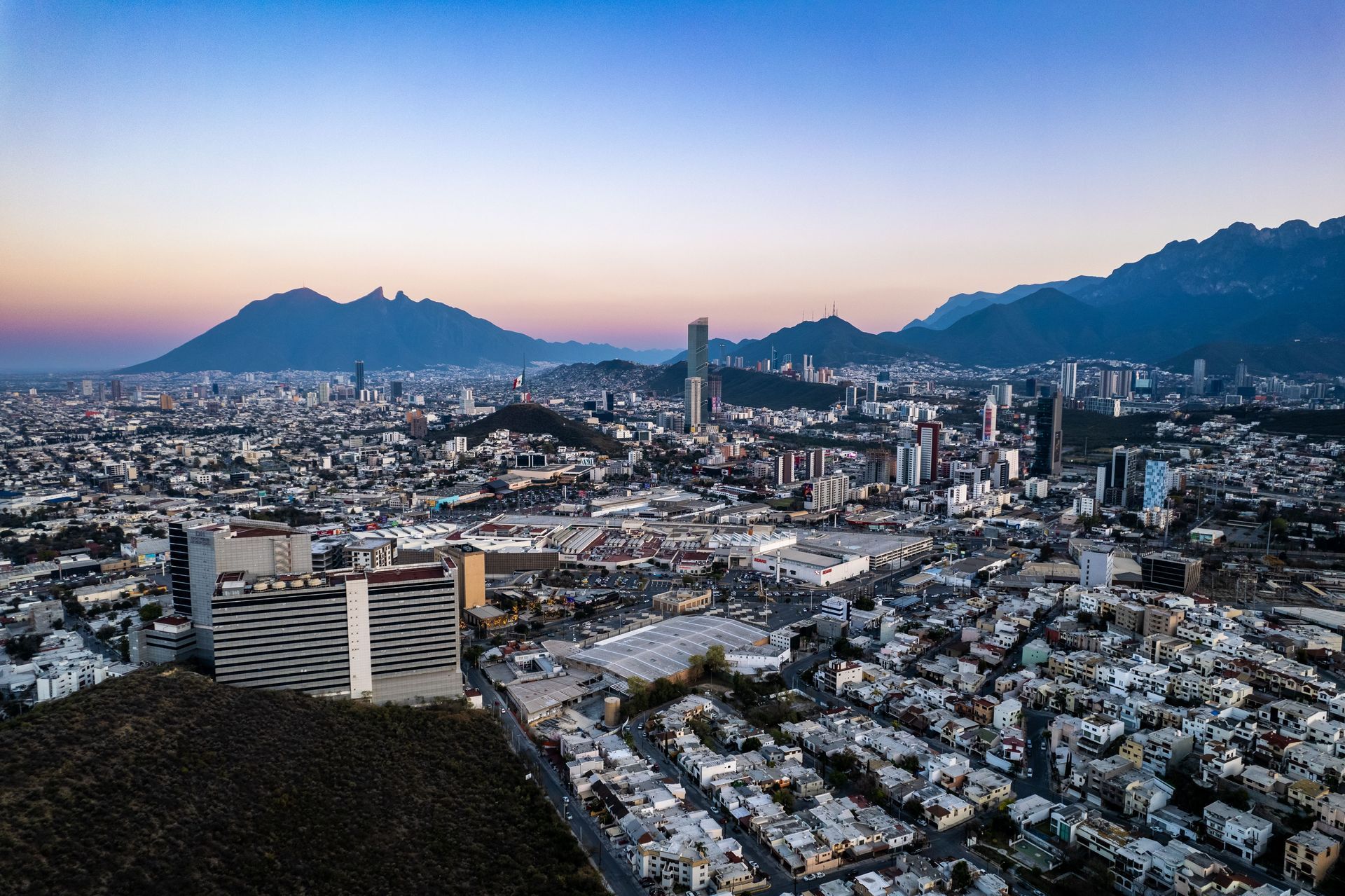 vista aerea de monterrey mexico bienes raices nearshoring mercado inmobiliario 2026