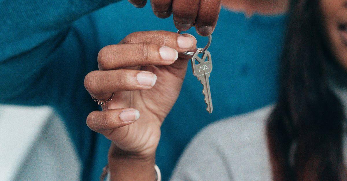 Pareja visitando una vivienda con un asesor inmobiliario en Monterrey