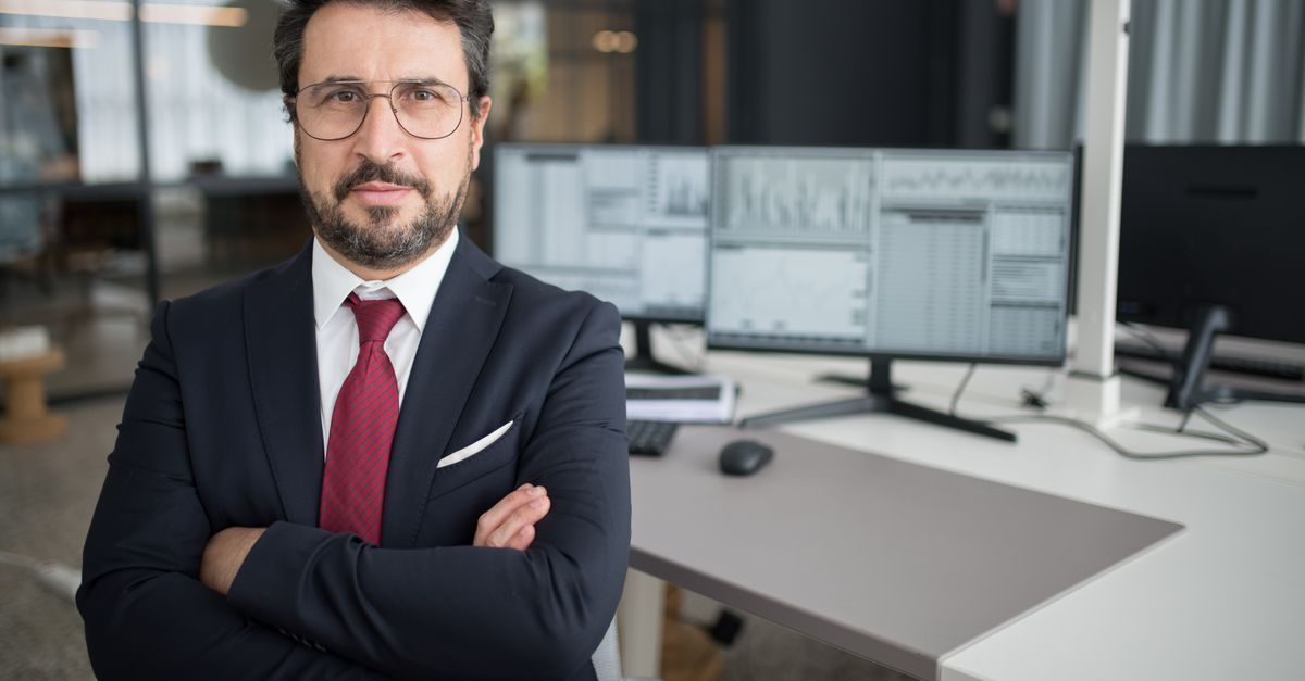 Director de finanzas revisando cuentas por cobrar y seguro de crédito comercial
