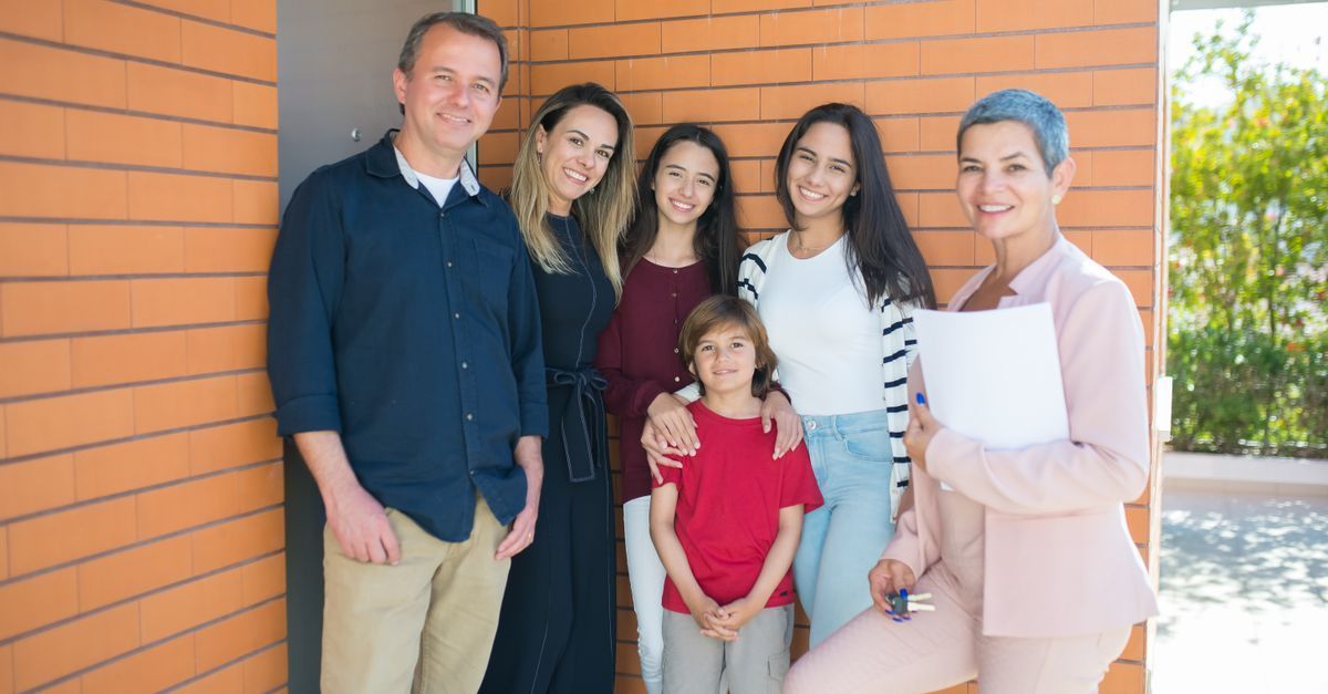 Familia en su nueva casa protegida con seguros de vida, daños y gastos médicos