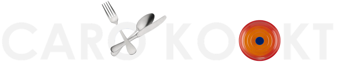 Een cartoonachtige zilveren schaar, een grijs gereedschap en een gloeiende oranjerode cirkel die op een doelwit lijkt, op een witte achtergrond