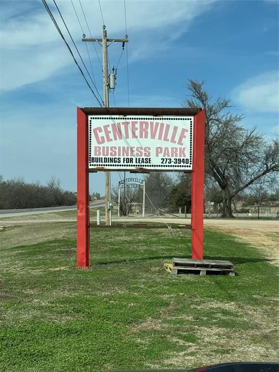 A red and white sign for centerville business park