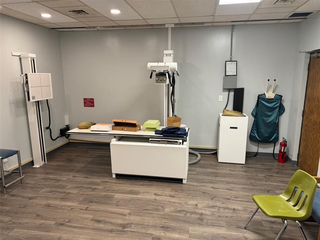 There is a x-ray machine in the middle of the room.