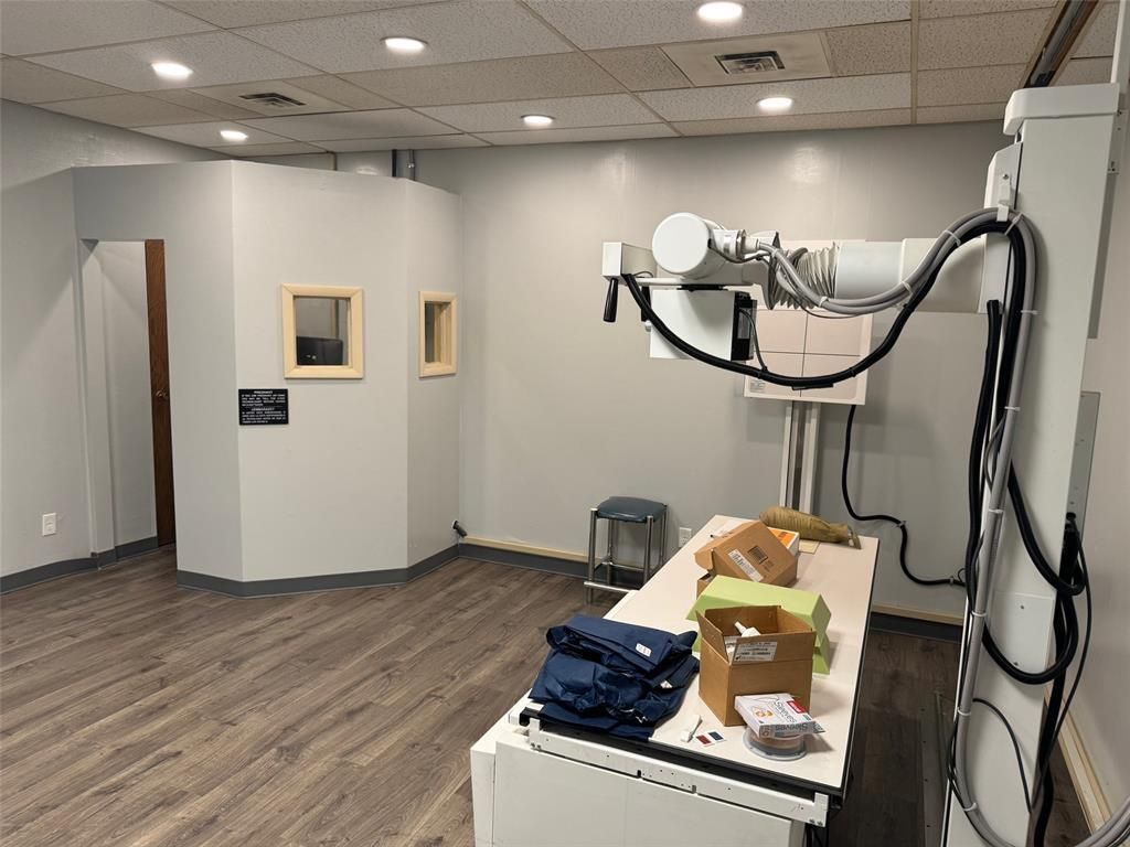 An x-ray machine is sitting on top of a table in a room.