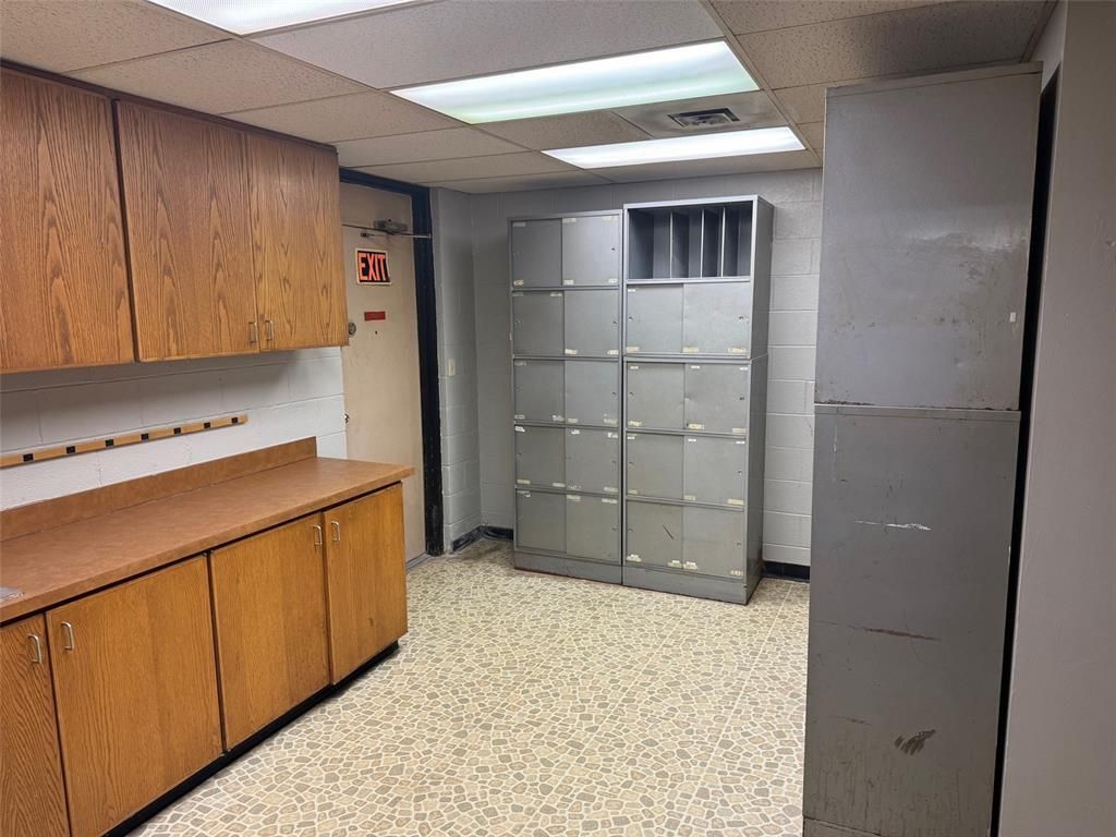 A room with a lot of cabinets and lockers in it.