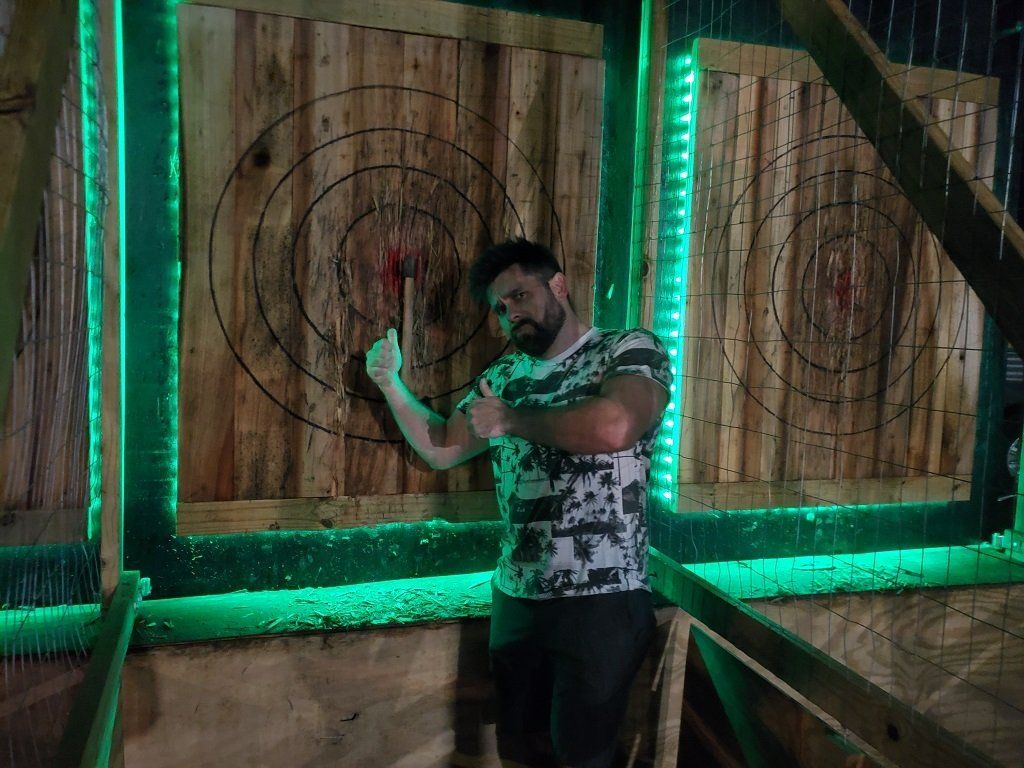 axe throwing, axe throwing events, best mobile axe throwing company, knoxville tn, smartaxes mobile entertainment