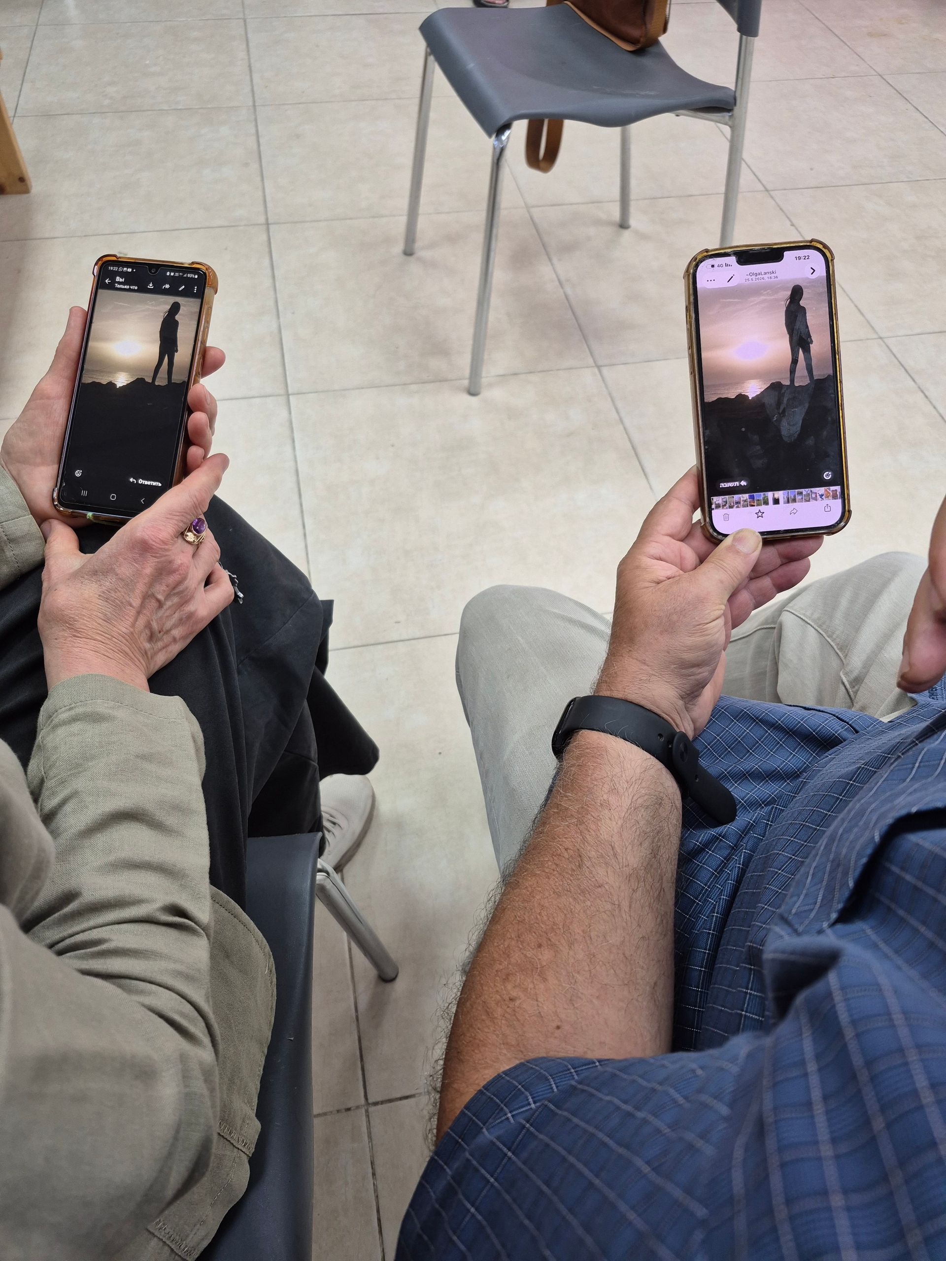 זוג משתף תמונות מהסלולרי בסדנת צילום ופוטותרפיה