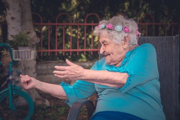 סבתא בת 90 מושיטה ידיים לנינים שיבואו
